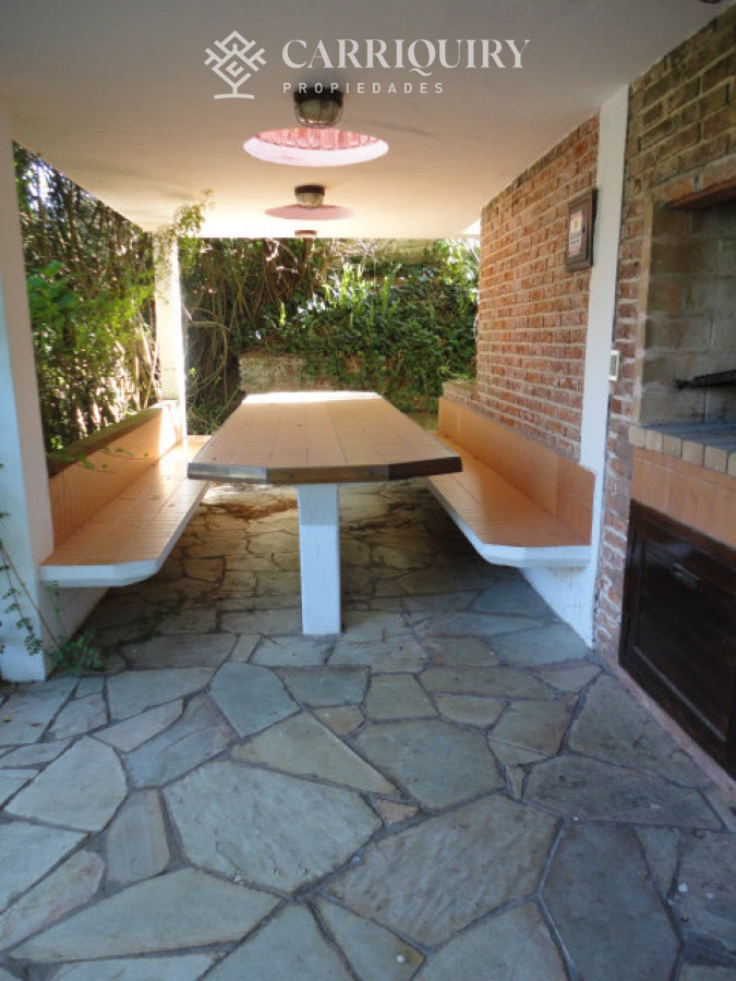Casa ID.9830/Casa-en-ubicación-inigualable-en-Parada-6--Potencial-comercial-único.-IDEAL-CLINICA-ODONTOLOGICA - Oportunidad en San Rafael, chalet tradicional con 1566 m2 de terreno