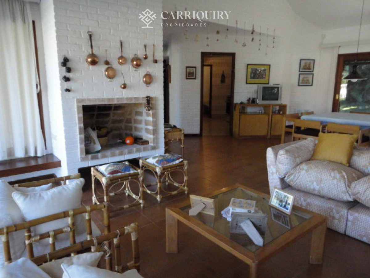 Casa ID.9830/Casa-en-ubicación-inigualable-en-Parada-6--Potencial-comercial-único.-IDEAL-CLINICA-ODONTOLOGICA - Oportunidad en San Rafael, chalet tradicional con 1566 m2 de terreno