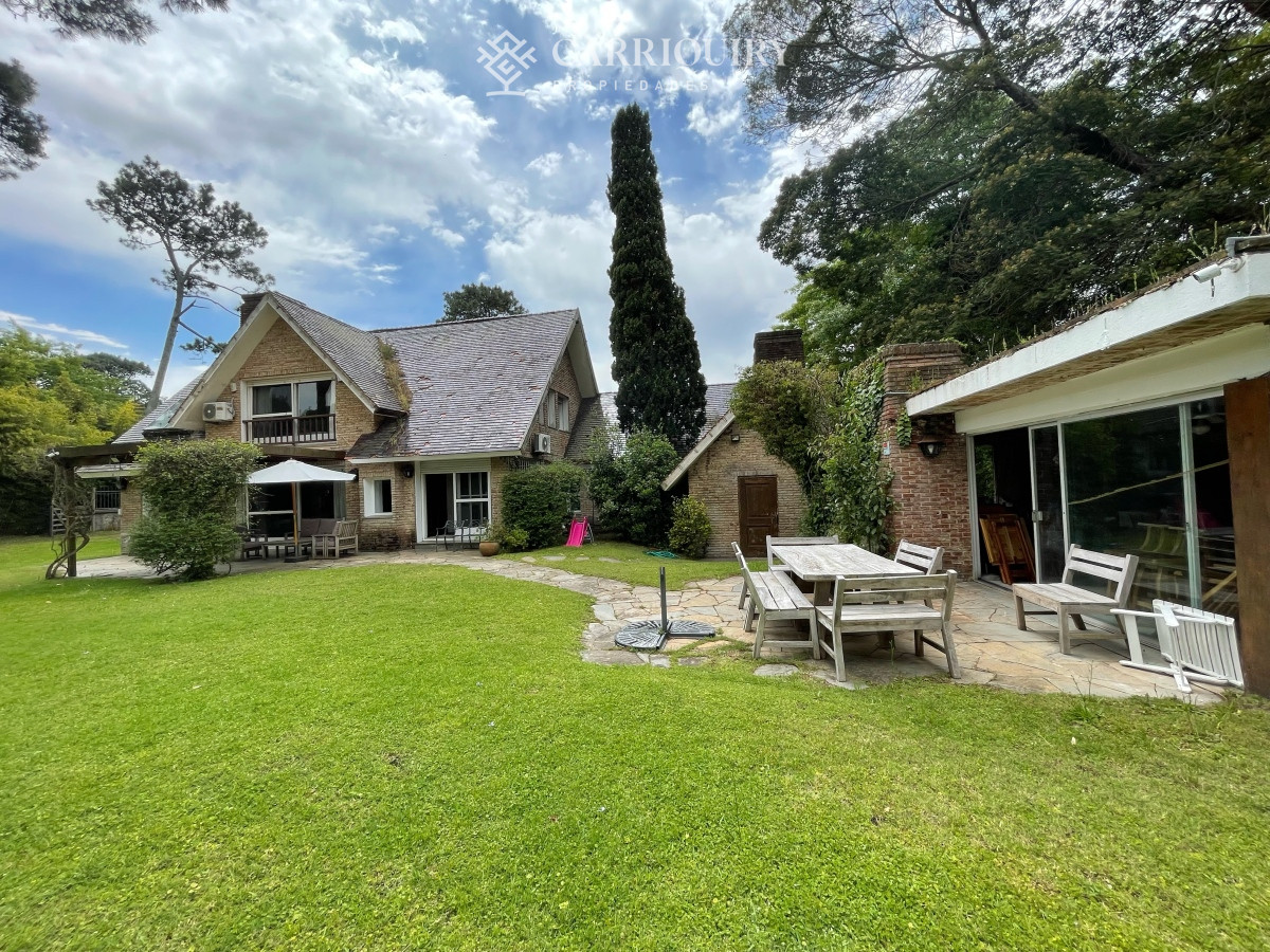 Casa ID.7299/En-alquiler-casa-de-3-dormitorios-más-dependencia-de-servicio-Punta-del-Este- - Casa en Mansa, 4 dormitorios y dependencia, piscina, barbacoa. Alquiler de temporada
