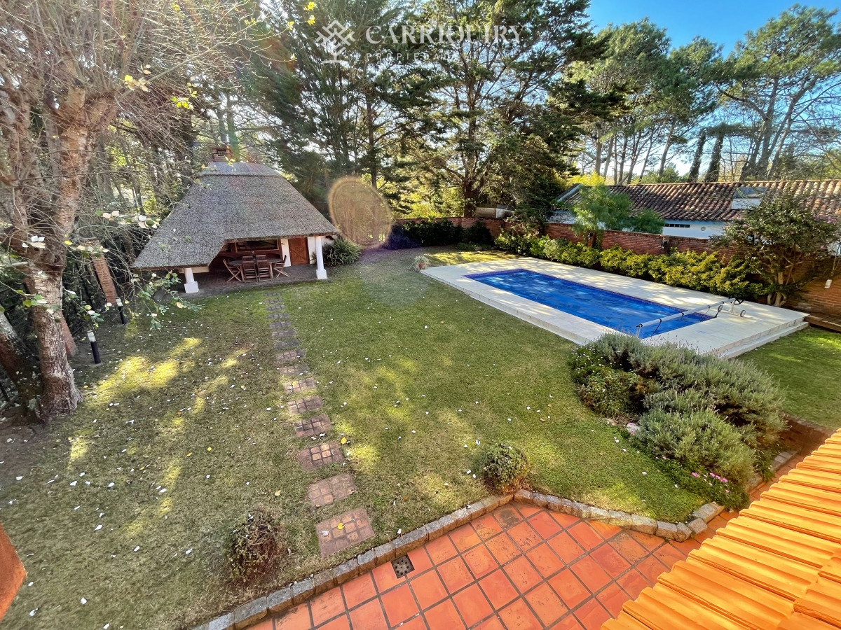 Casa ID.8006 -  alquiler temporal, amplia casa con piscina y parrillero, 3 dormitorios y dependencia, predio cerrado, mucama