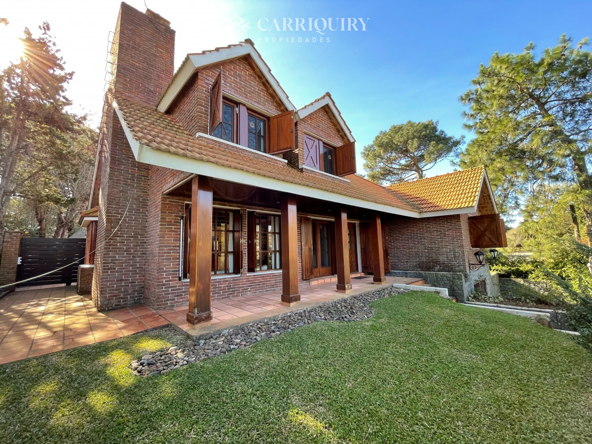 Casa ID.8006 -  alquiler temporal, amplia casa con piscina y parrillero, 3 dormitorios y dependencia, predio cerrado, mucama