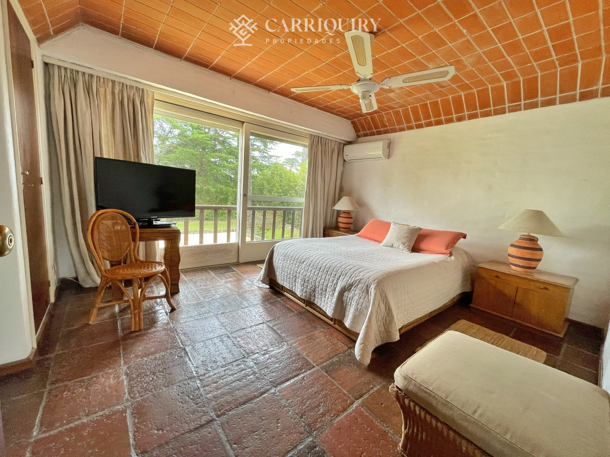 Casa ID.7299/En-alquiler-casa-de-3-dormitorios-más-dependencia-de-servicio-Punta-del-Este- - Casa en Mansa, 4 dormitorios y dependencia, piscina, barbacoa. Alquiler de temporada