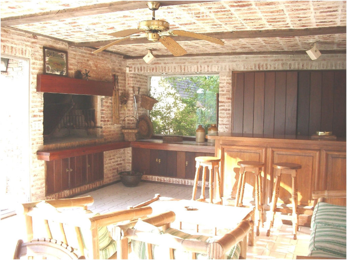 Casa ID.7299/En-alquiler-casa-de-3-dormitorios-más-dependencia-de-servicio-Punta-del-Este- - Casa en Mansa, 4 dormitorios y dependencia, piscina, barbacoa. Alquiler de temporada