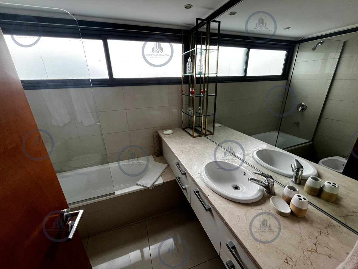 Apartamento ID.2158 - Apartamento en Primera fila Playa Brava, 3 Dormitorios