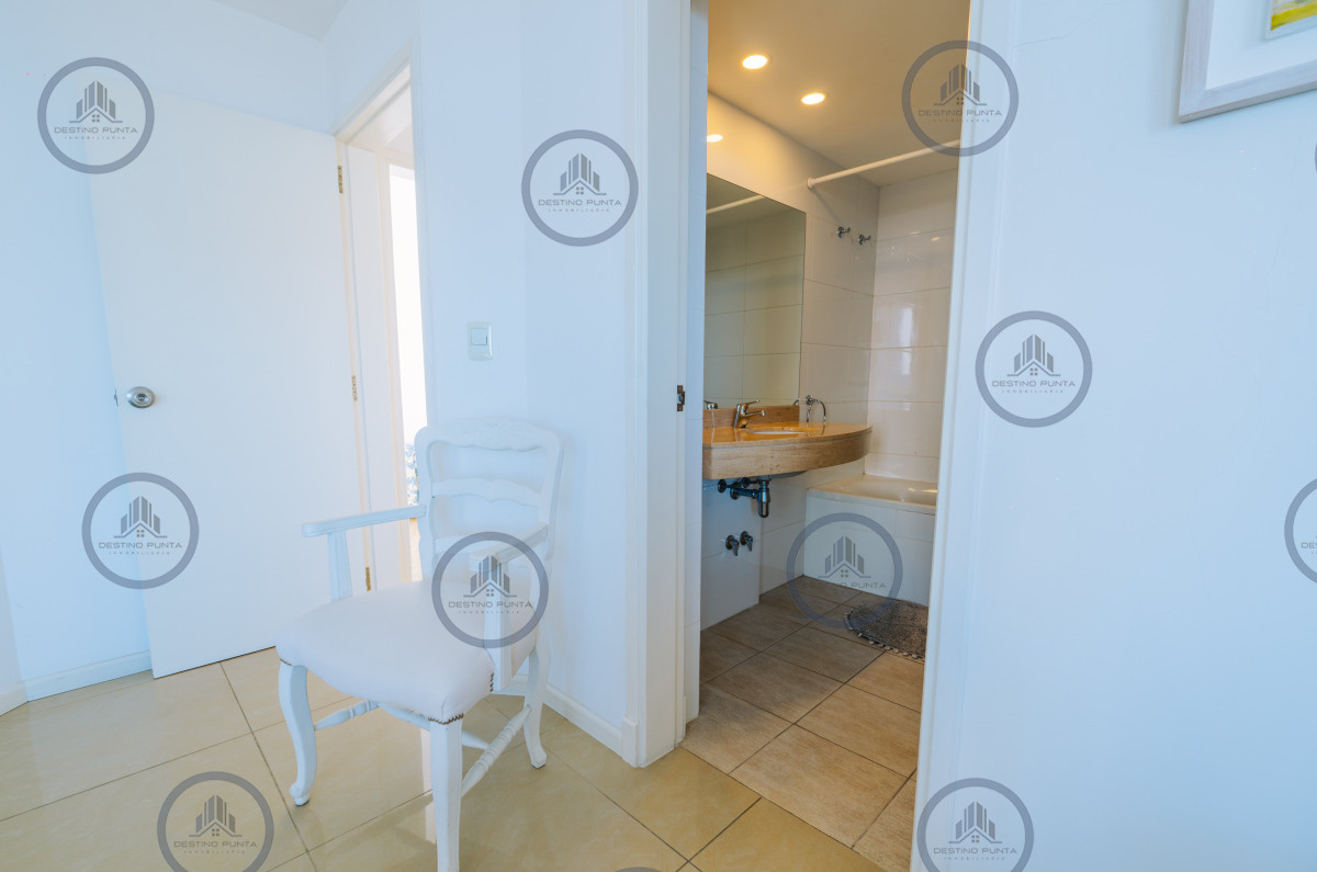 Apartamento ID.1375 - Oportunidad en Venta! Apartamento de 3 dormitorios + dependencia a 100 metros Del Mar