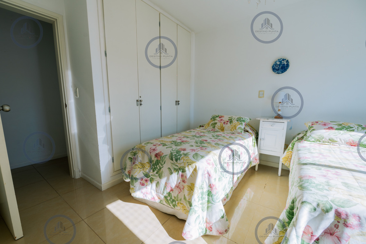 Apartamento ID.1375 - Oportunidad en Venta! Apartamento de 3 dormitorios + dependencia a 100 metros Del Mar