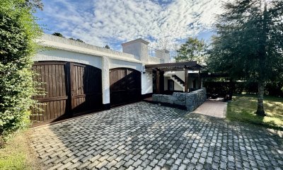 Excelente casa de 4 dormitorios con piscina en venta