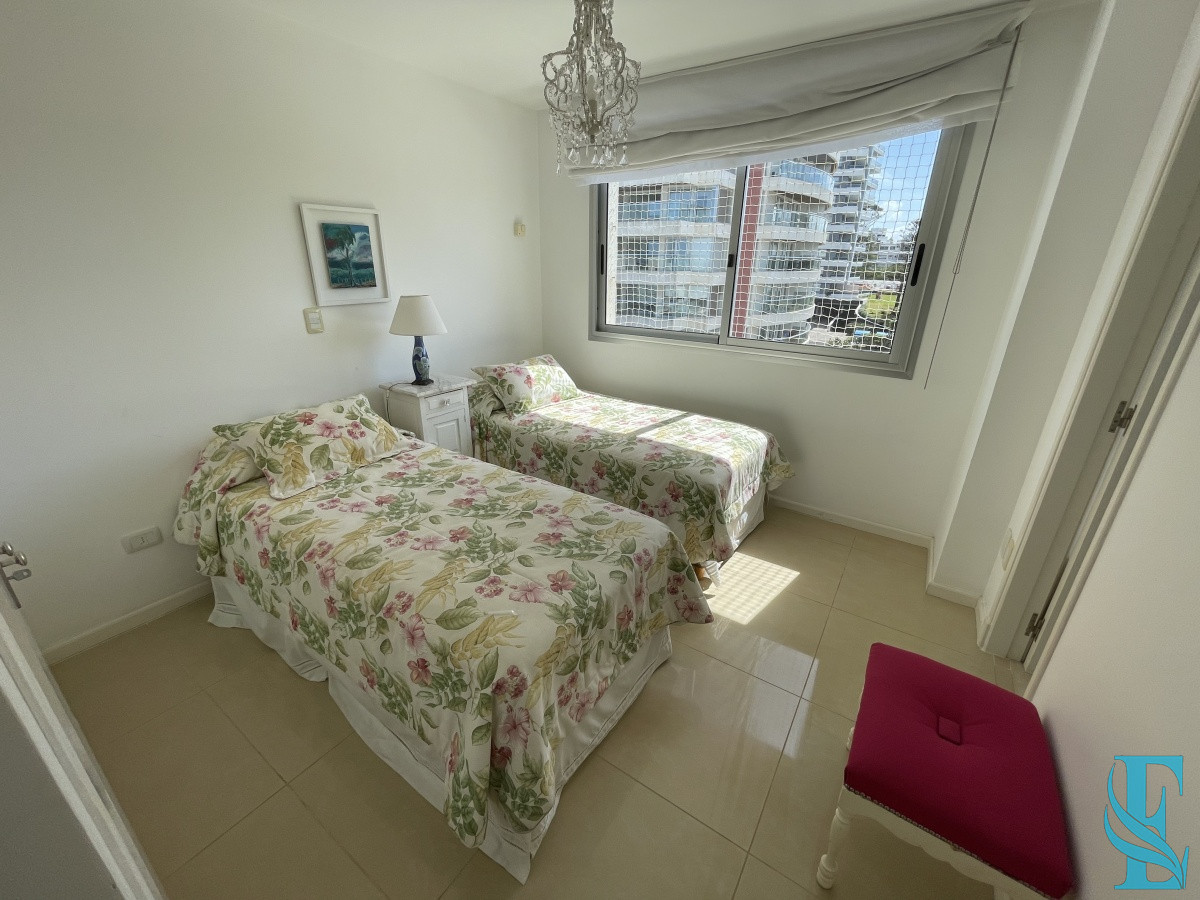 Apartamento ID.449 - Amplio Apartamento de 3 dormitorios + dependencia a 100 metros Del Mar