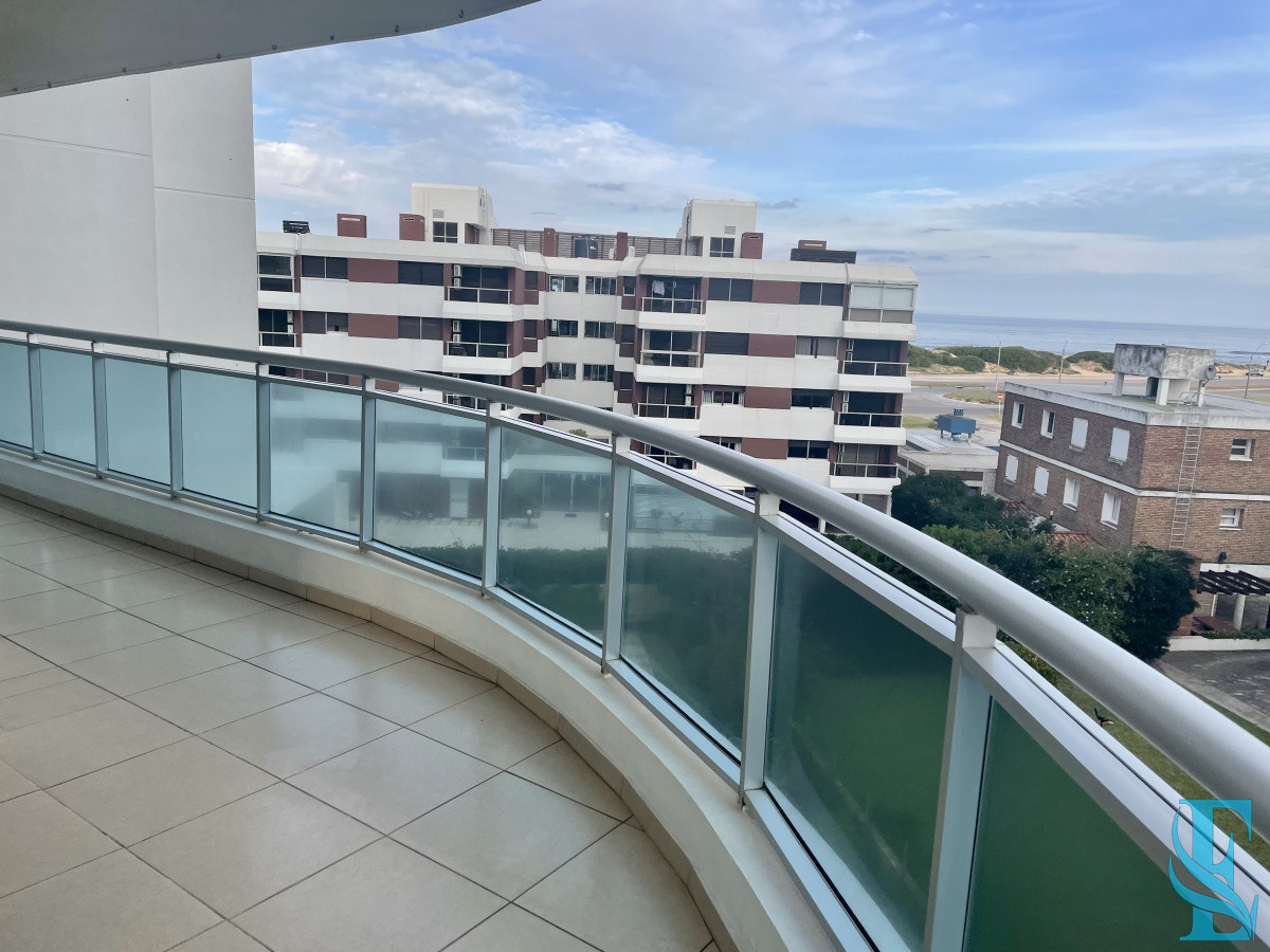 Apartamento ID.449 - Amplio Apartamento de 3 dormitorios + dependencia a 100 metros Del Mar