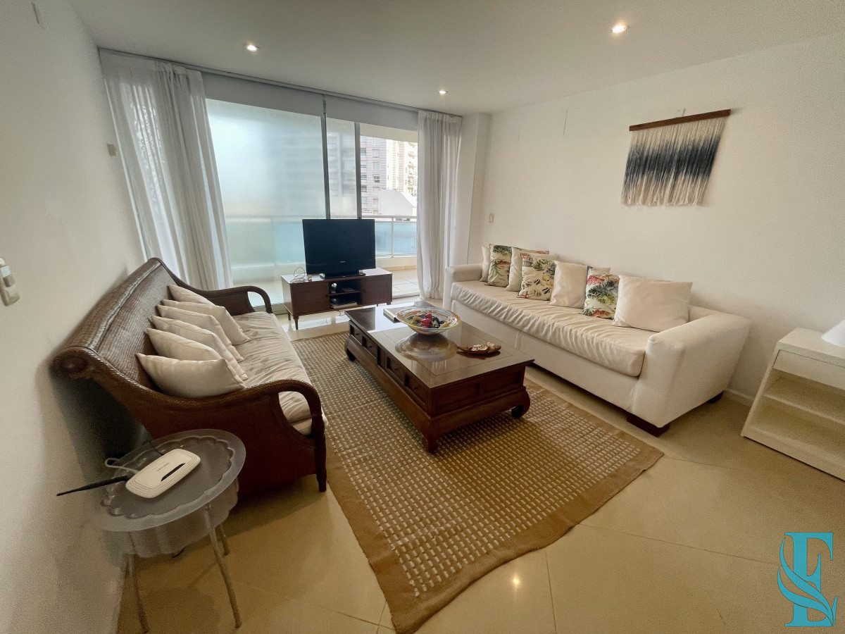 Apartamento ID.449 - Amplio Apartamento de 3 dormitorios + dependencia a 100 metros Del Mar
