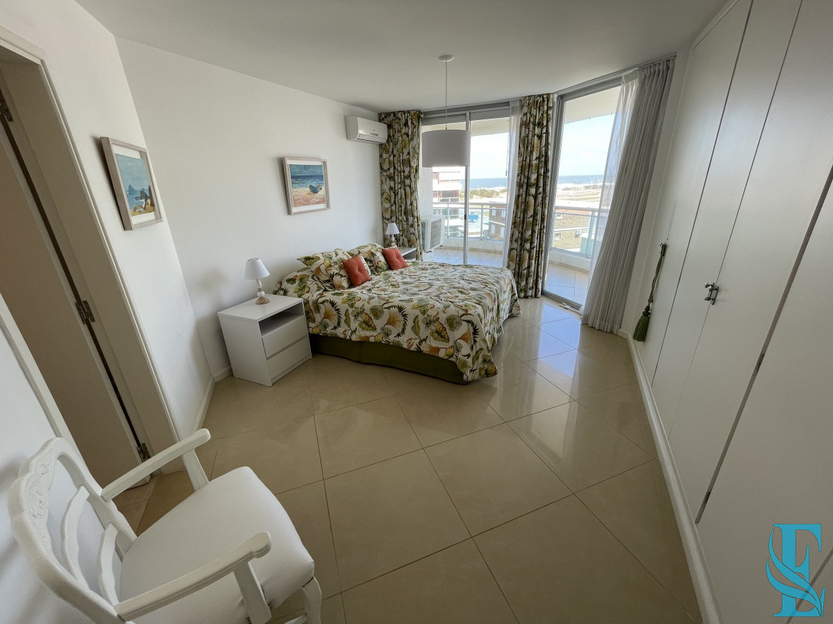 Apartamento ID.449 - Amplio Apartamento de 3 dormitorios + dependencia a 100 metros Del Mar