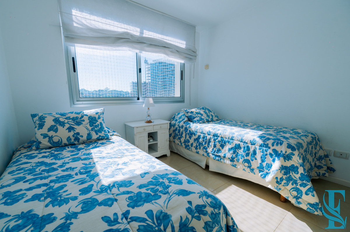 Apartamento ID.449 - Amplio Apartamento de 3 dormitorios + dependencia a 100 metros Del Mar