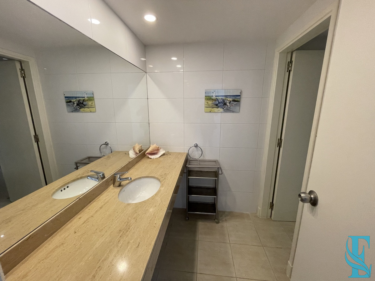 Apartamento ID.449 - Amplio Apartamento de 3 dormitorios + dependencia a 100 metros Del Mar