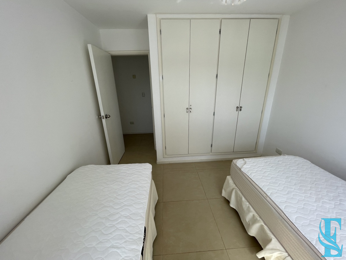 Apartamento ID.449 - Amplio Apartamento de 3 dormitorios + dependencia a 100 metros Del Mar