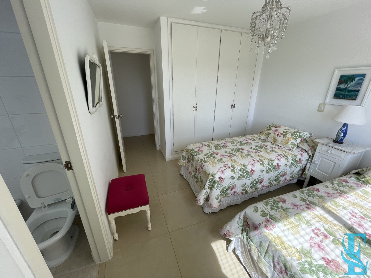 Apartamento ID.449 - Amplio Apartamento de 3 dormitorios + dependencia a 100 metros Del Mar