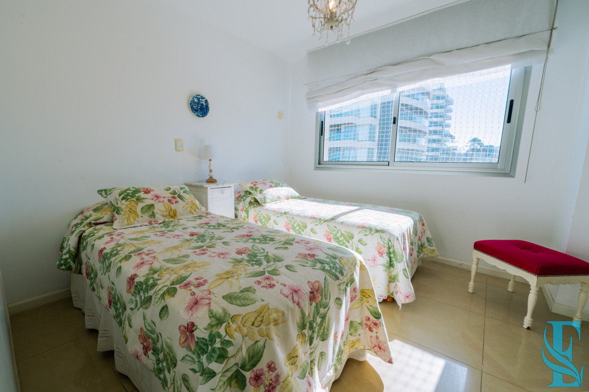 Apartamento ID.449 - Amplio Apartamento de 3 dormitorios + dependencia a 100 metros Del Mar