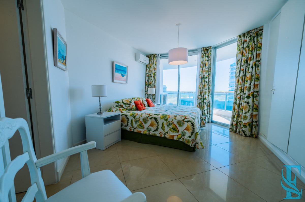 Apartamento ID.449 - Amplio Apartamento de 3 dormitorios + dependencia a 100 metros Del Mar