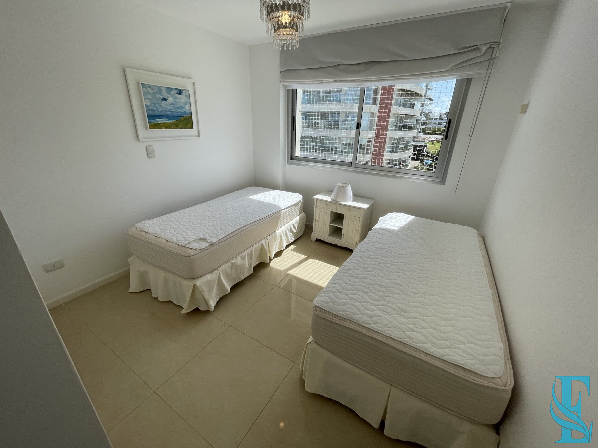 Apartamento ID.449 - Amplio Apartamento de 3 dormitorios + dependencia a 100 metros Del Mar