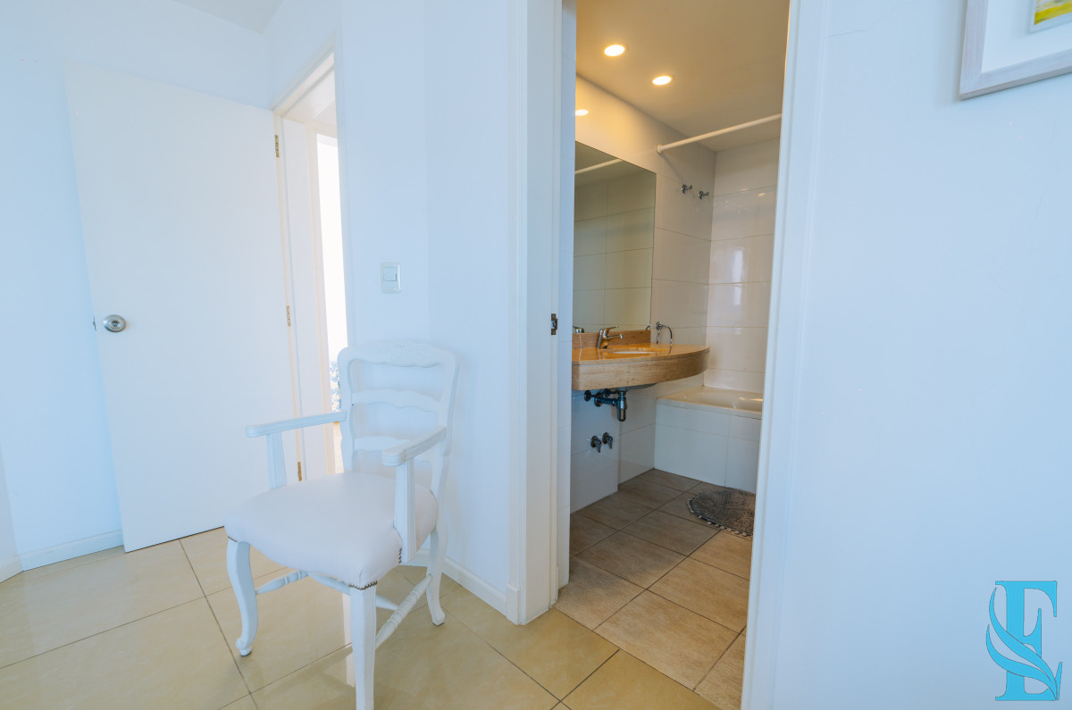 Apartamento ID.449 - Amplio Apartamento de 3 dormitorios + dependencia a 100 metros Del Mar
