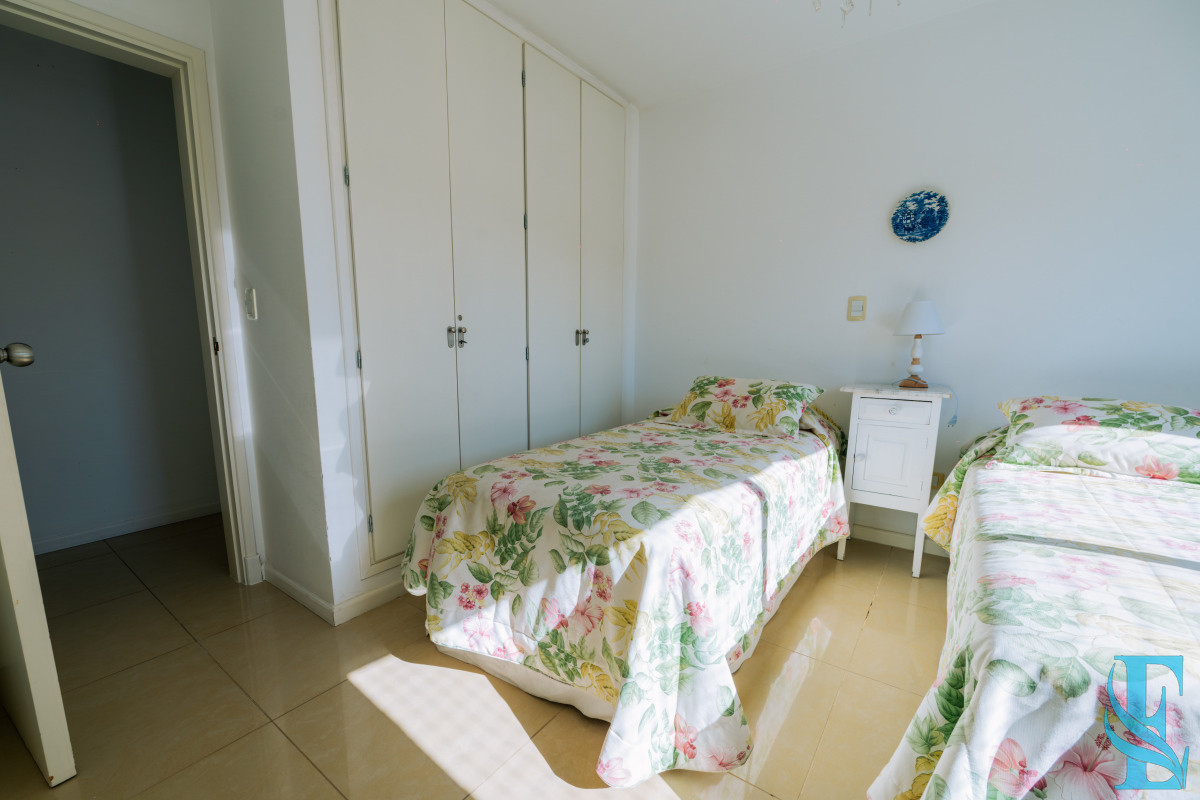 Apartamento ID.449 - Amplio Apartamento de 3 dormitorios + dependencia a 100 metros Del Mar