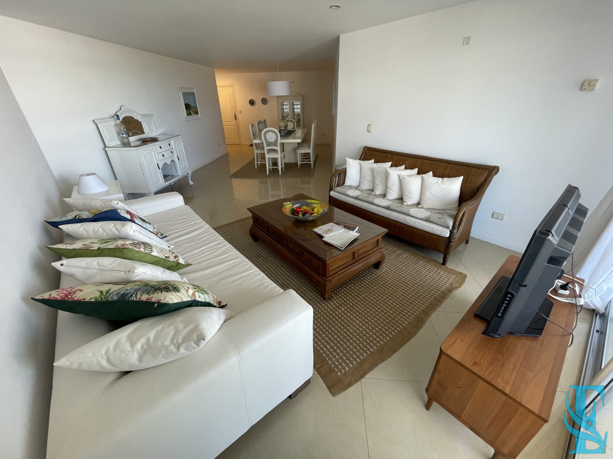 Apartamento ID.449 - Amplio Apartamento de 3 dormitorios + dependencia a 100 metros Del Mar