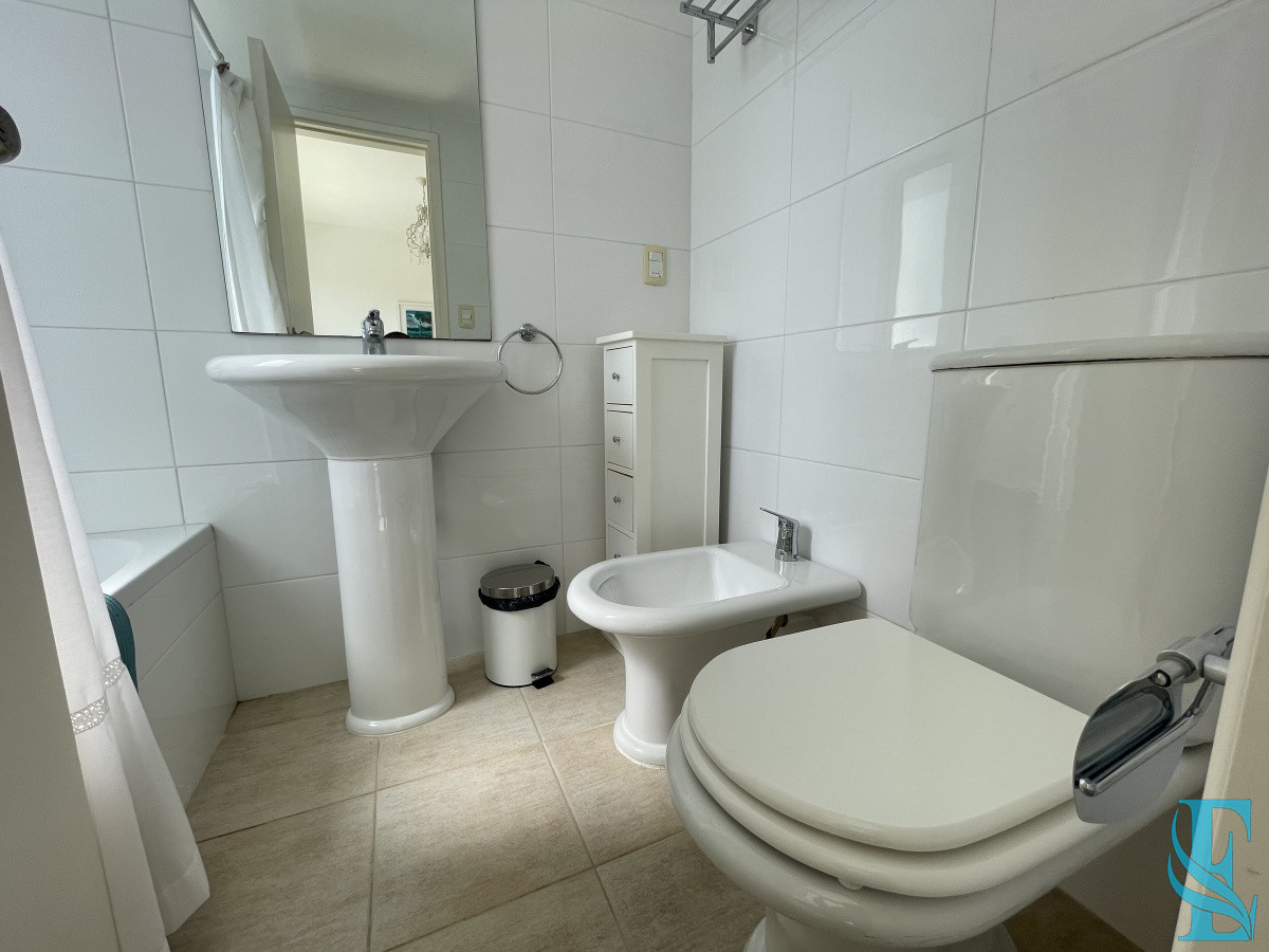 Apartamento ID.449 - Amplio Apartamento de 3 dormitorios + dependencia a 100 metros Del Mar