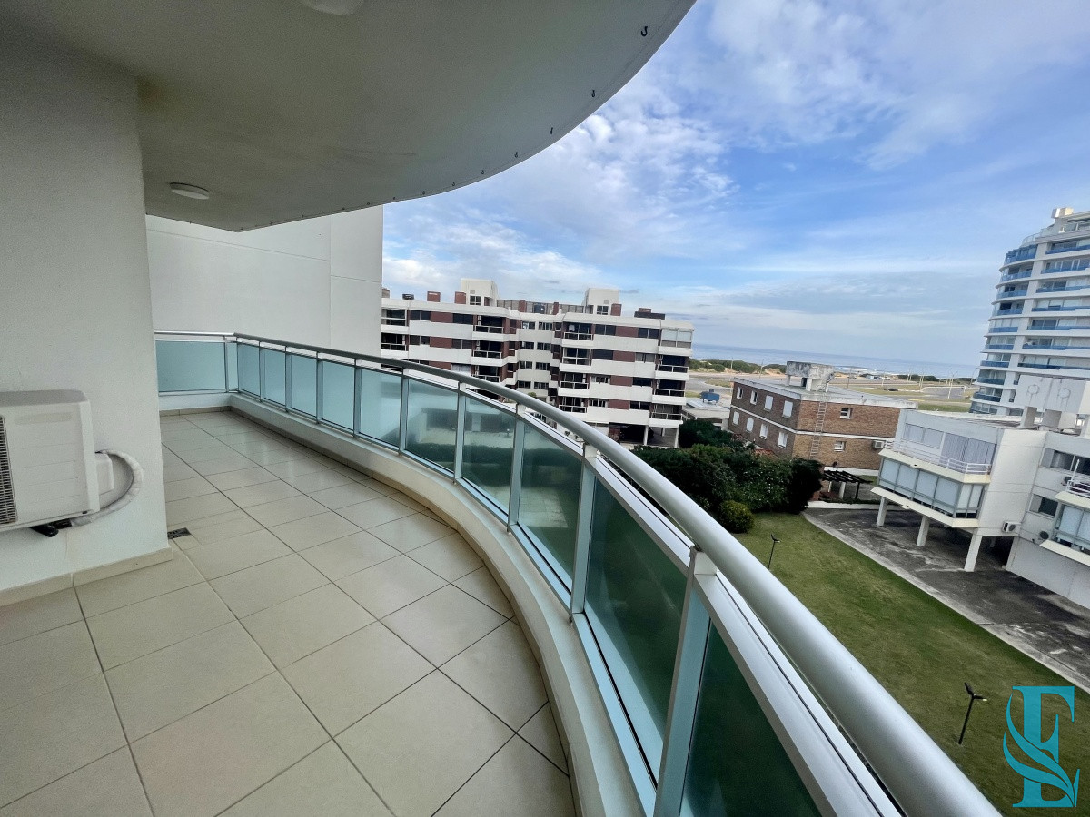 Apartamento ID.449 - Amplio Apartamento de 3 dormitorios + dependencia a 100 metros Del Mar