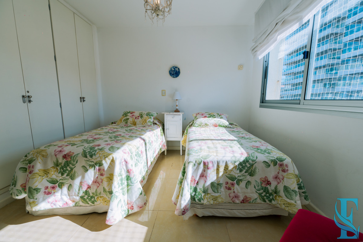 Apartamento ID.449 - Amplio Apartamento de 3 dormitorios + dependencia a 100 metros Del Mar