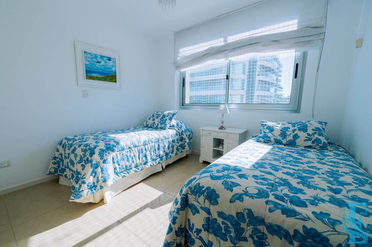Apartamento ID.449 - Amplio Apartamento de 3 dormitorios + dependencia a 100 metros Del Mar