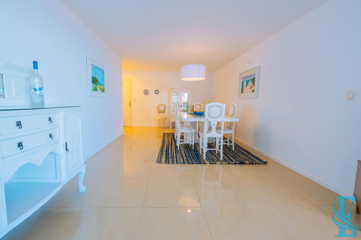 Apartamento ID.449 - Amplio Apartamento de 3 dormitorios + dependencia a 100 metros Del Mar