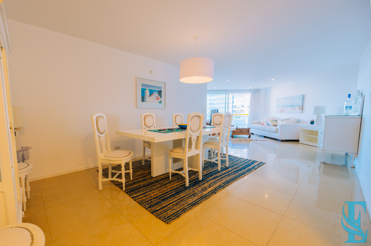 Apartamento ID.449 - Amplio Apartamento de 3 dormitorios + dependencia a 100 metros Del Mar
