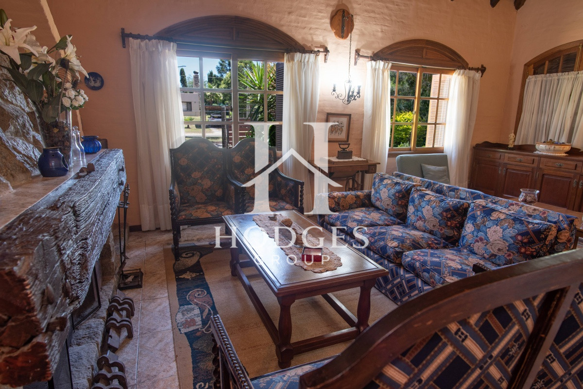 Casa ID.53 - Muy amplia casa con piscina, parrillero y apartamento anexo.