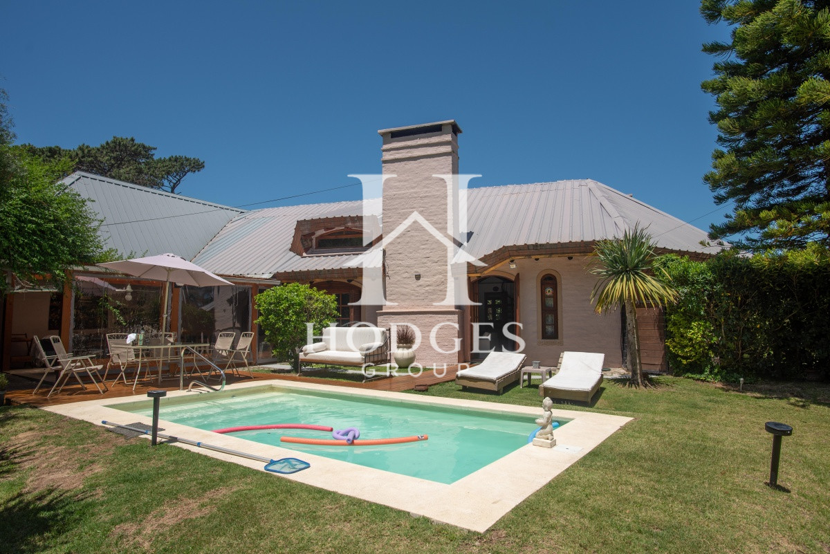 Casa ID.53 - Muy amplia casa con piscina, parrillero y apartamento anexo.