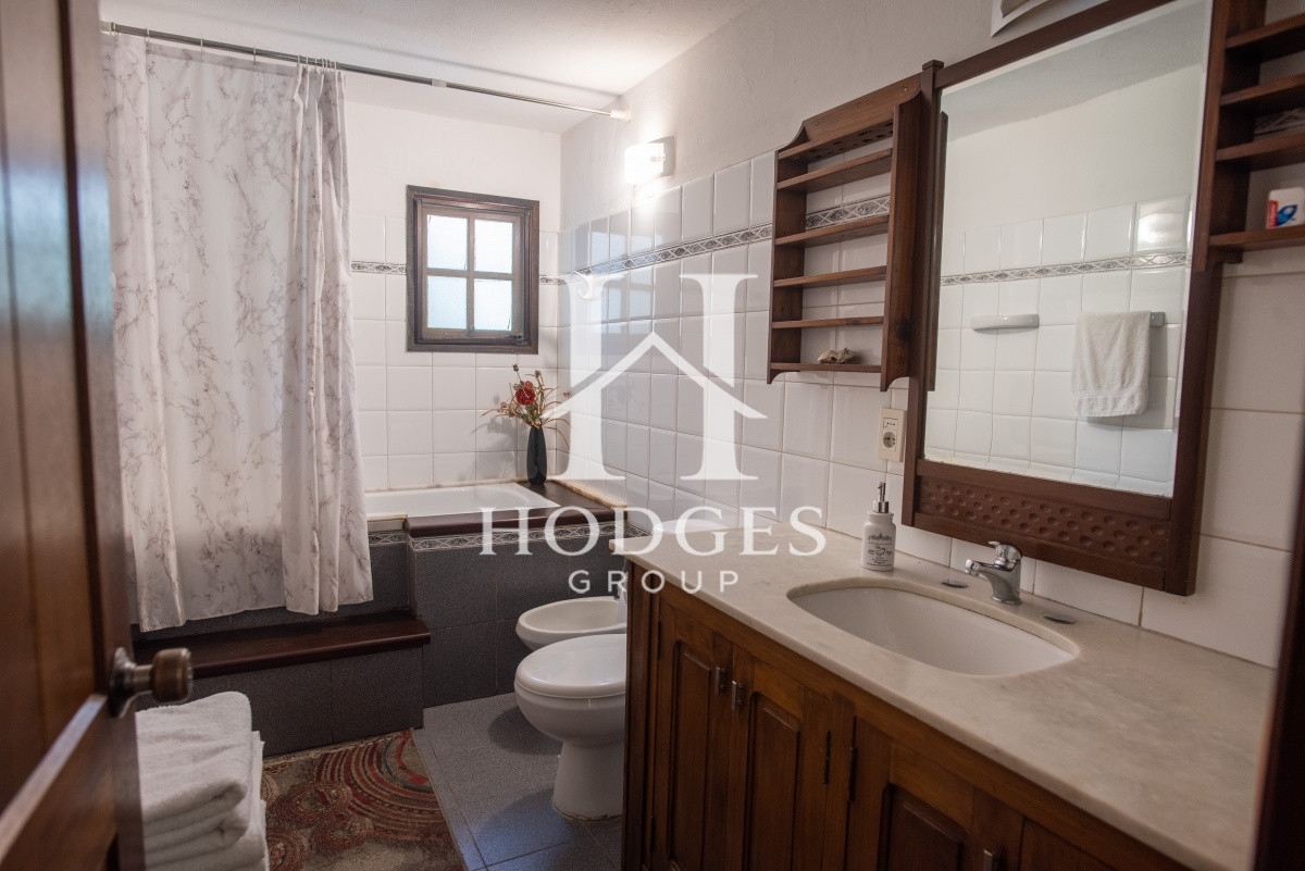 Casa ID.53 - Muy amplia casa con piscina, parrillero y apartamento anexo.