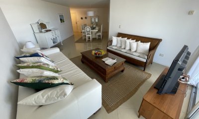 Amplio Apartamento de 3 dormitorios + dependencia a 100 metros Del Mar