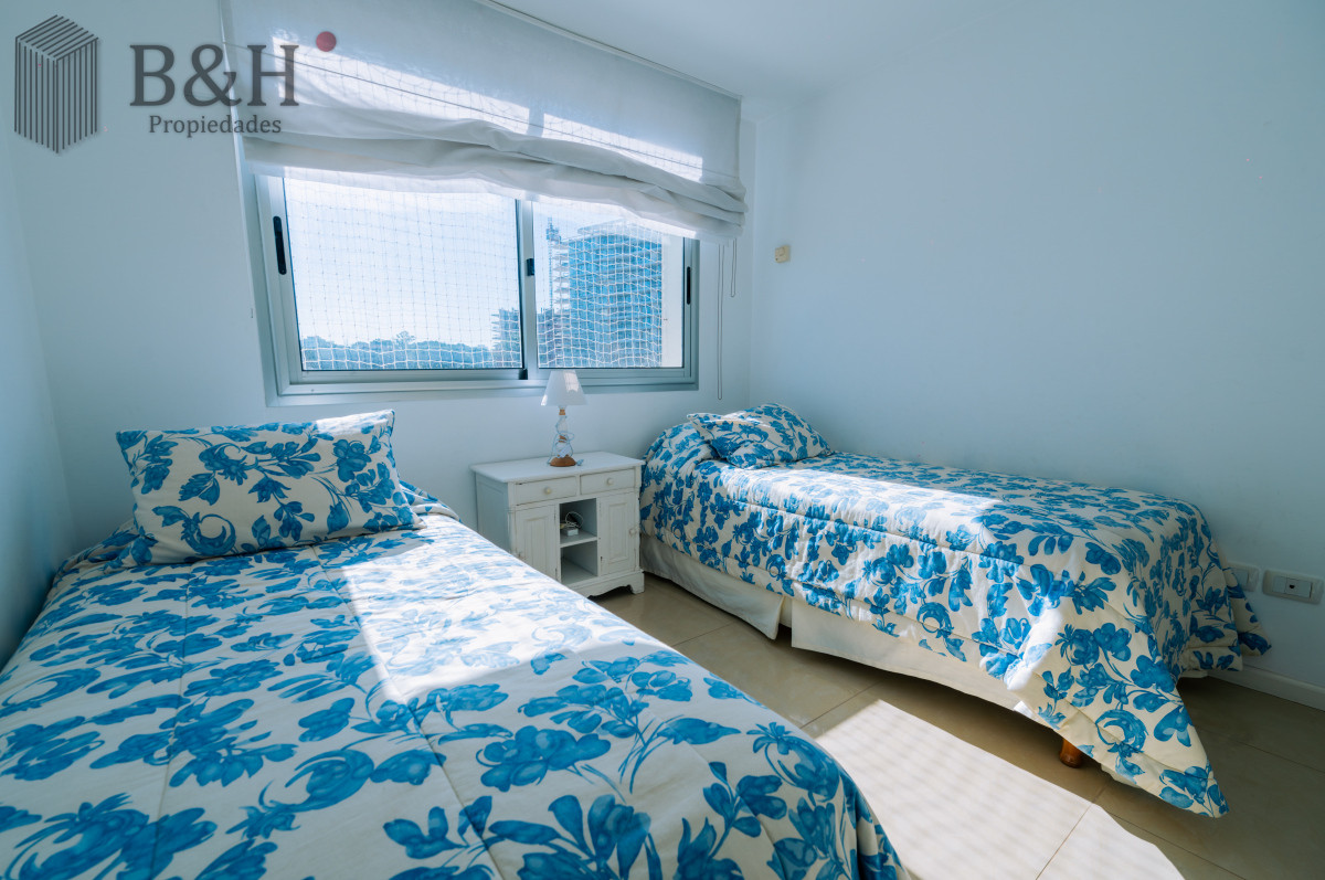 Apartamento ID.4733 - Amplio Apartamento de 3 dormitorios + dependencia a 100 metros Del Mar