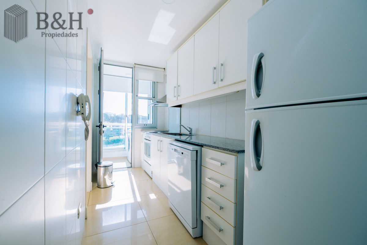 Apartamento ID.4733 - Amplio Apartamento de 3 dormitorios + dependencia a 100 metros Del Mar