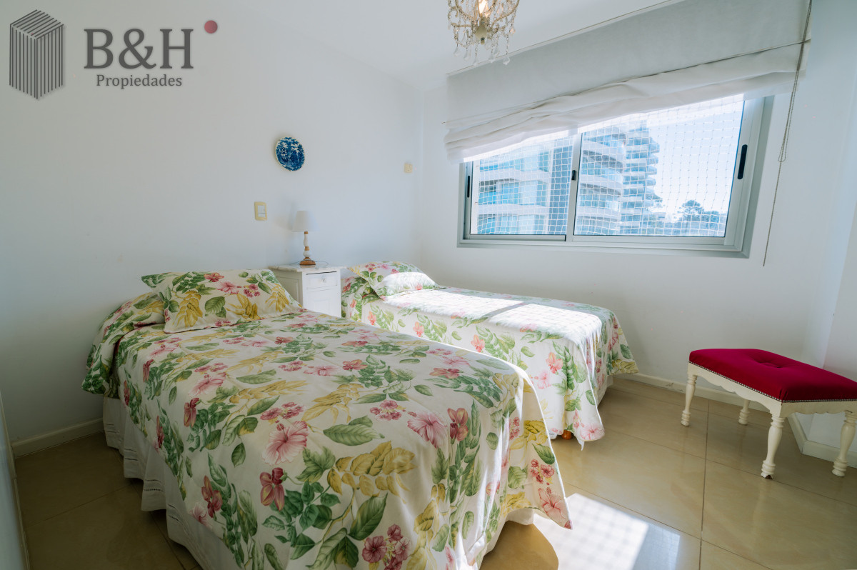Apartamento ID.4733 - Amplio Apartamento de 3 dormitorios + dependencia a 100 metros Del Mar