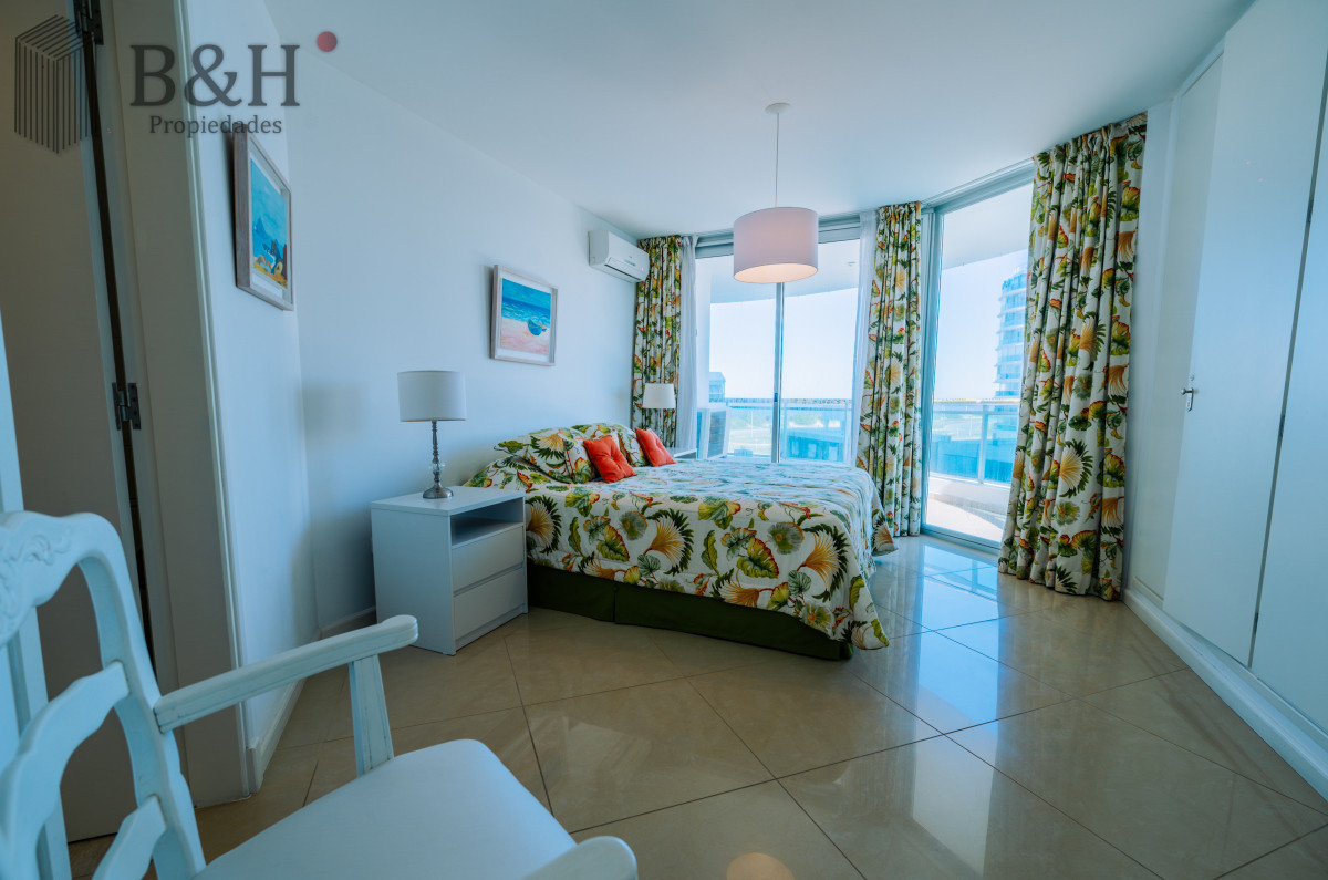 Apartamento ID.4733 - Amplio Apartamento de 3 dormitorios + dependencia a 100 metros Del Mar