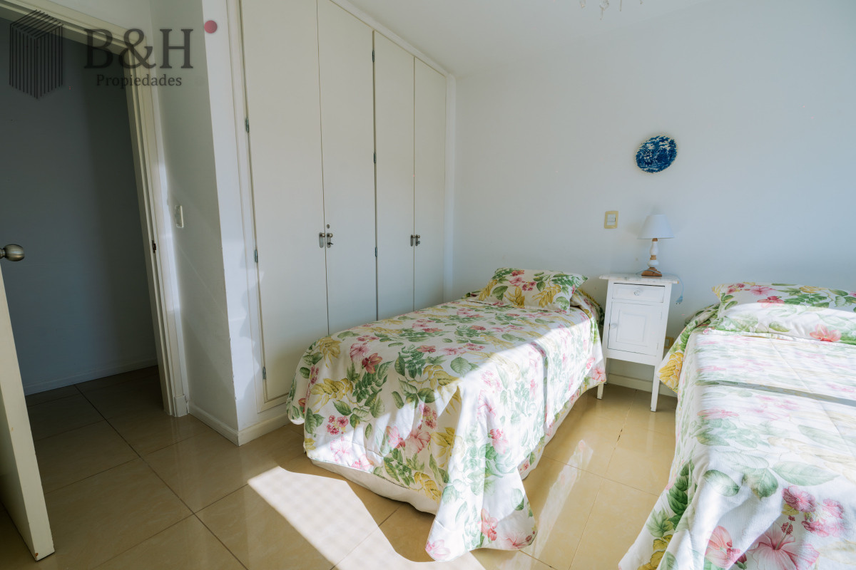 Apartamento ID.4733 - Amplio Apartamento de 3 dormitorios + dependencia a 100 metros Del Mar