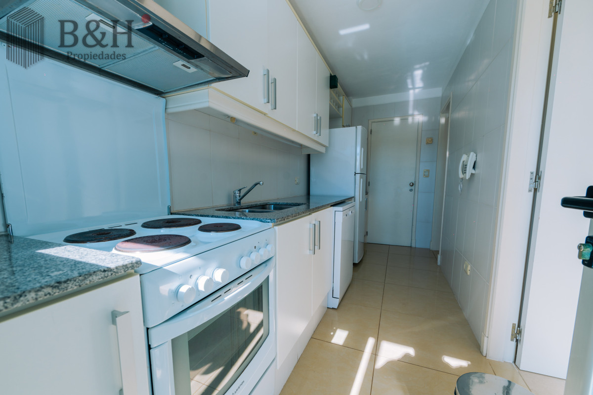 Apartamento ID.4733 - Amplio Apartamento de 3 dormitorios + dependencia a 100 metros Del Mar