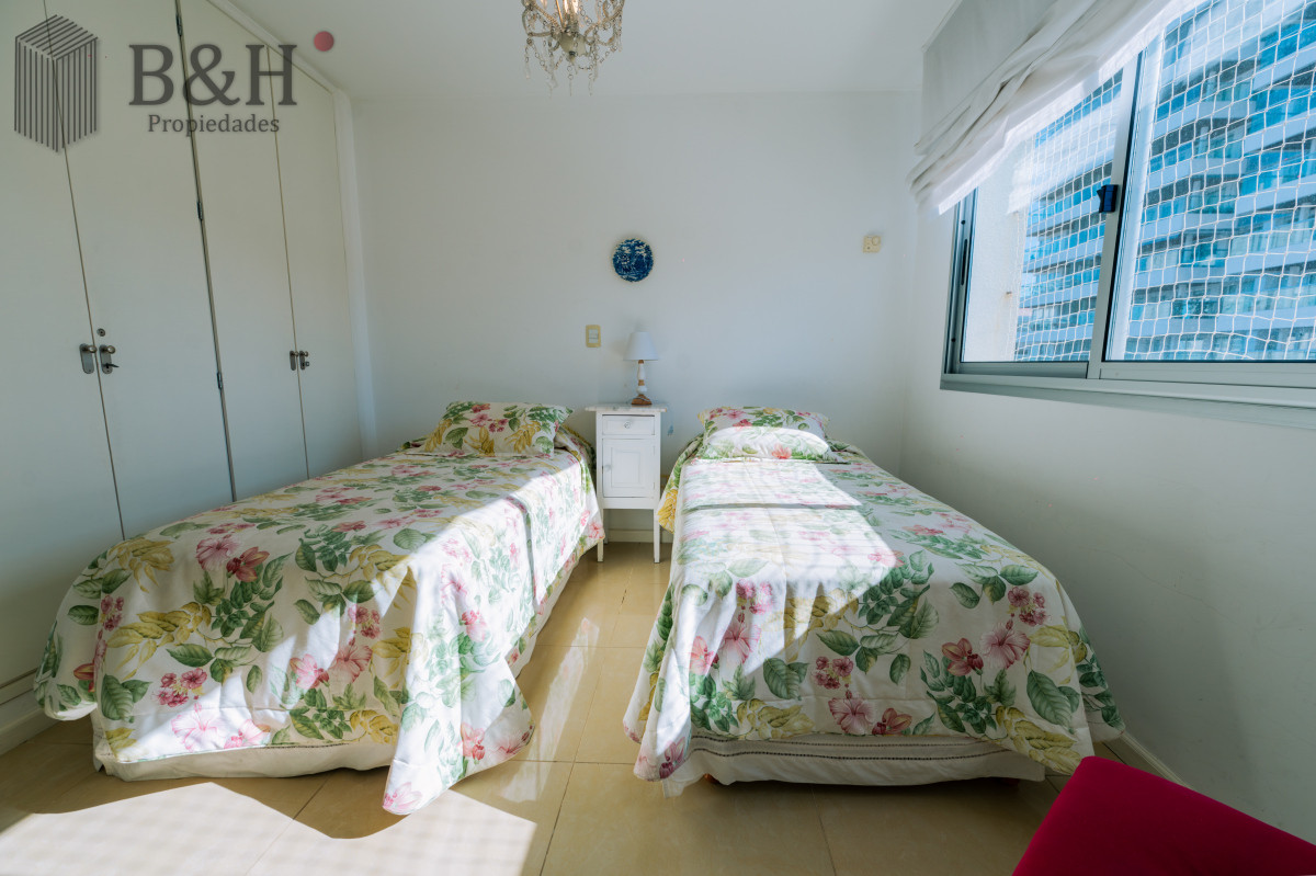 Apartamento ID.4733 - Amplio Apartamento de 3 dormitorios + dependencia a 100 metros Del Mar