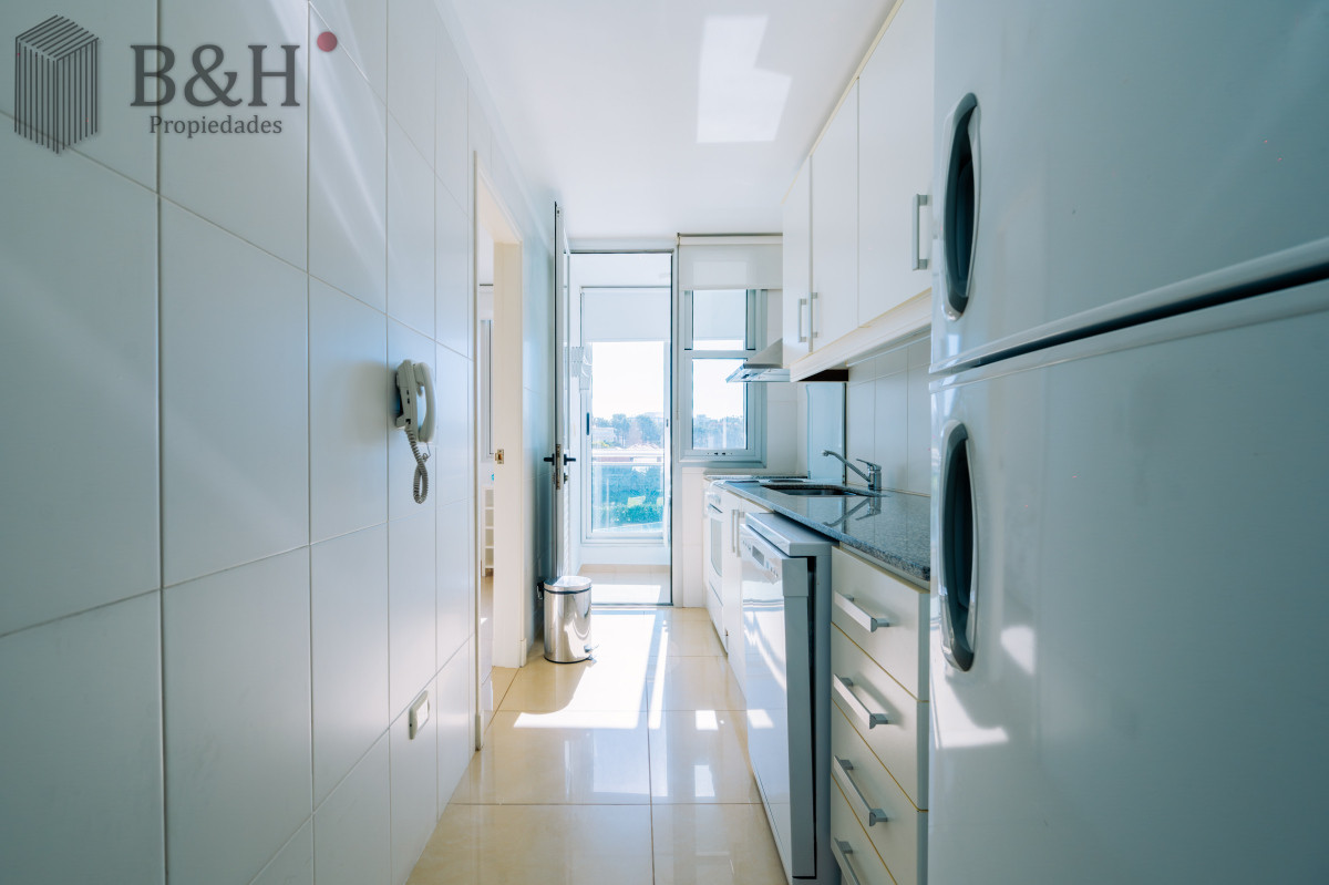 Apartamento ID.4733 - Amplio Apartamento de 3 dormitorios + dependencia a 100 metros Del Mar