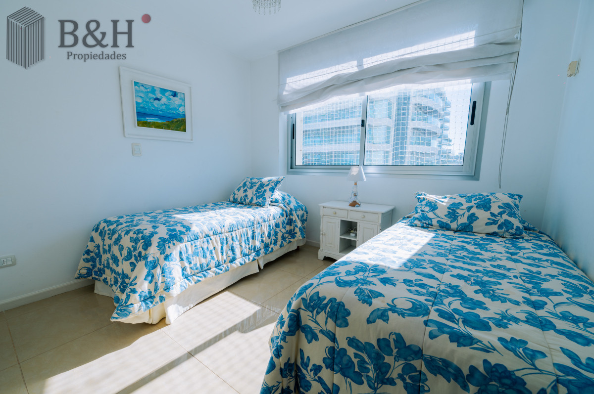 Apartamento ID.4733 - Amplio Apartamento de 3 dormitorios + dependencia a 100 metros Del Mar