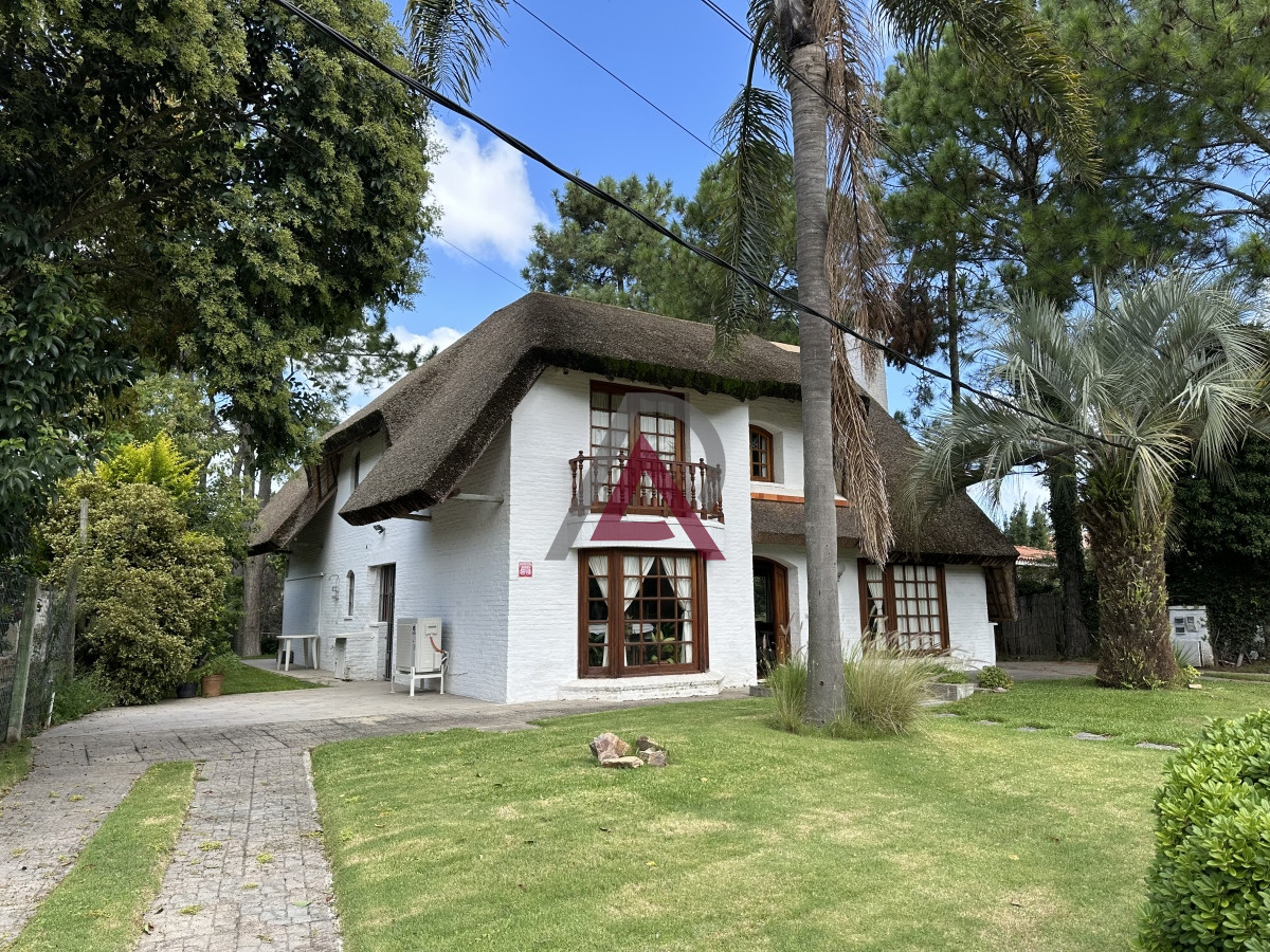 Casa ID.102 - Muy buen chalet en venta en Pinares 