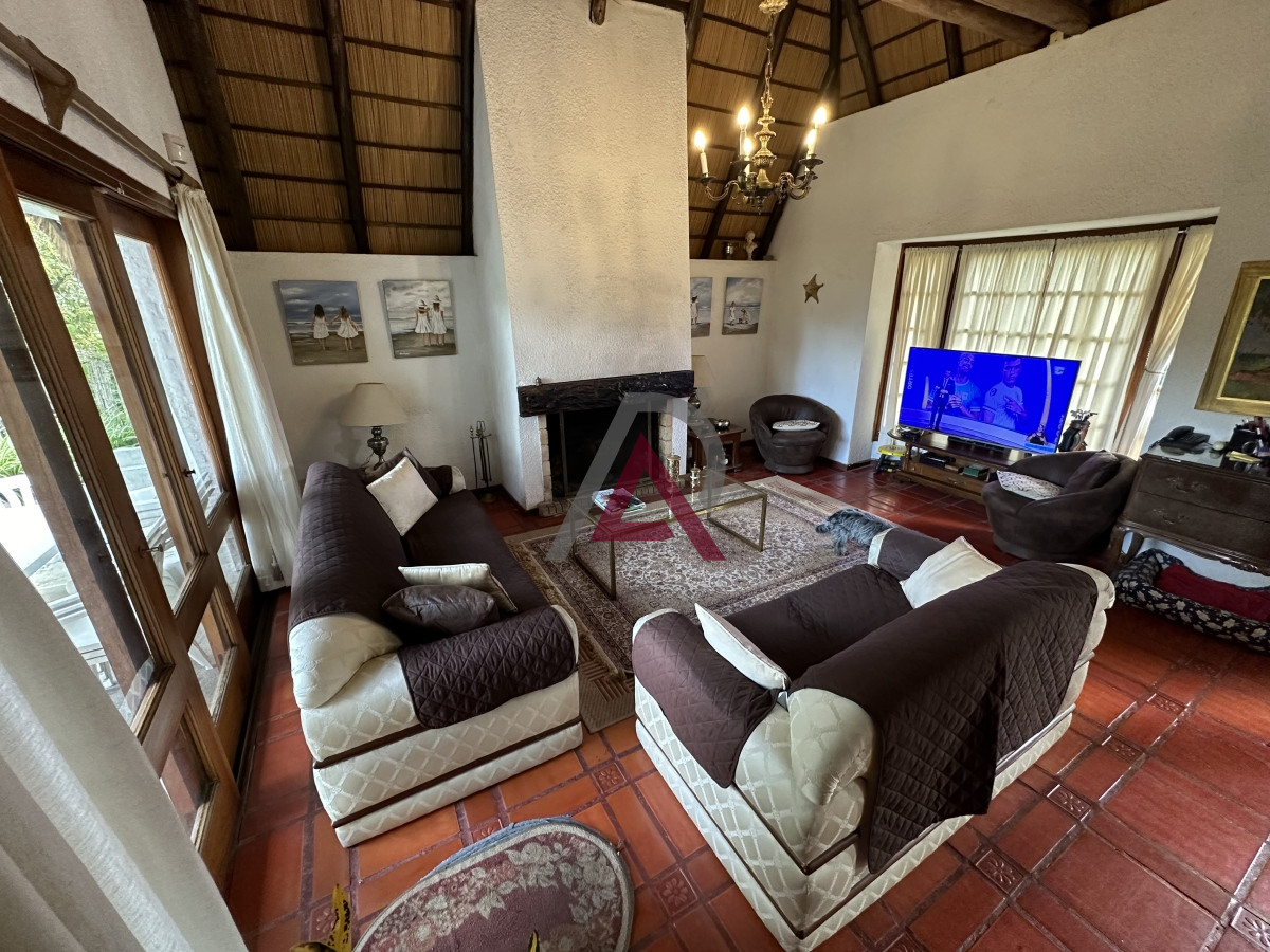 Casa ID.102 - Muy buen chalet en venta en Pinares 