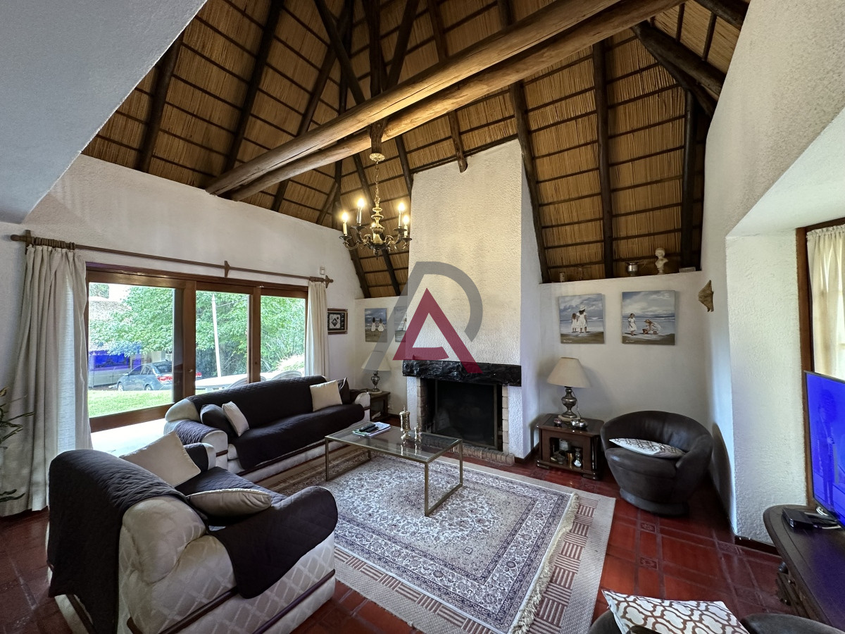 Casa ID.102 - Muy buen chalet en venta en Pinares 