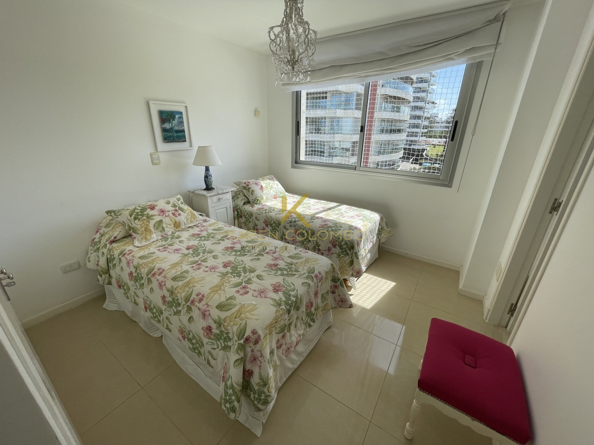 Apartamento ID.21094769 - Amplio Apartamento de 3 dormitorios + dependencia a 100 metros Del Mar