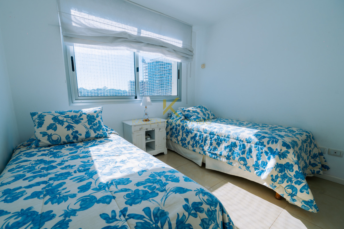 Apartamento ID.21094769 - Amplio Apartamento de 3 dormitorios + dependencia a 100 metros Del Mar