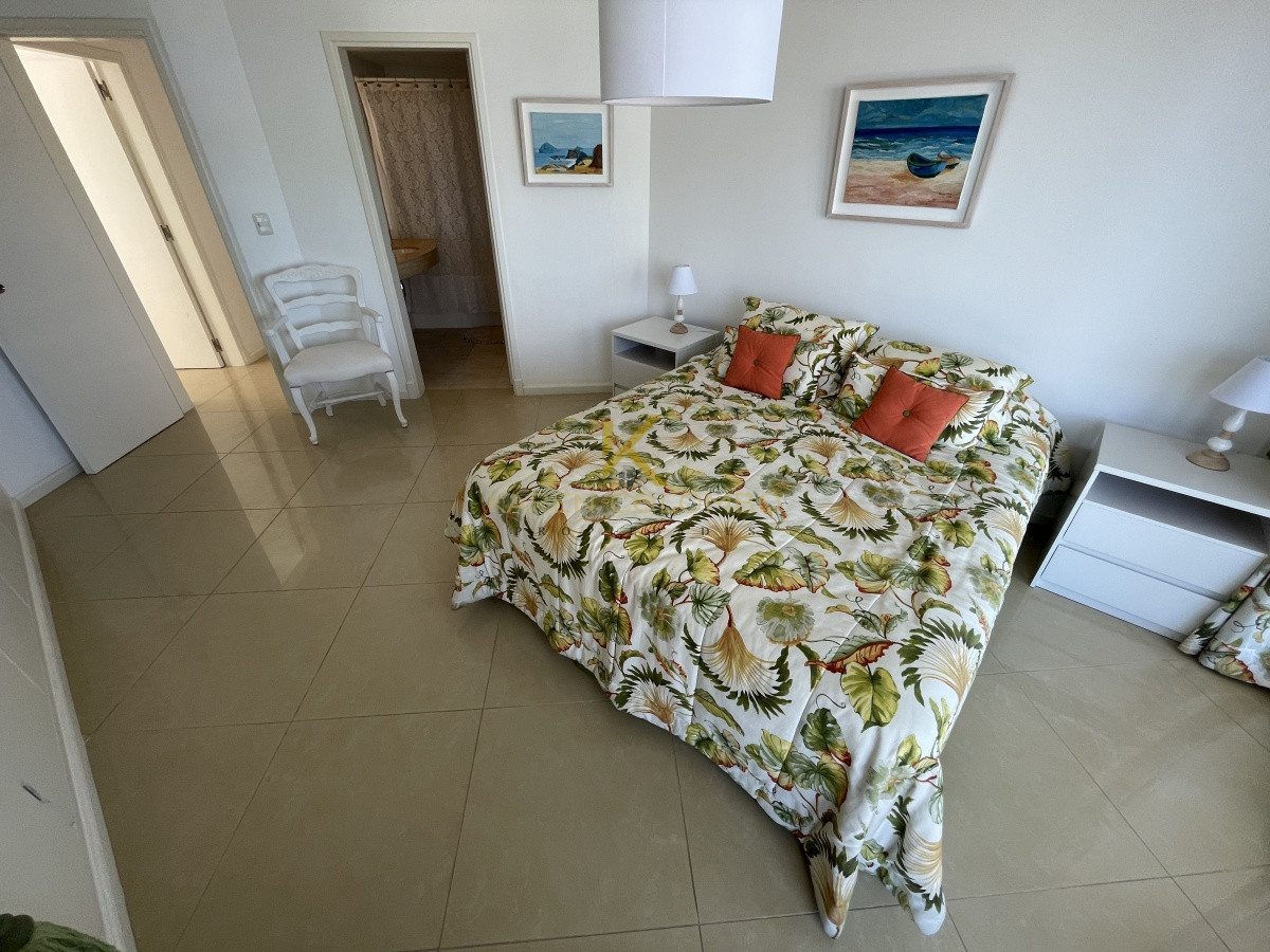 Apartamento ID.21094769 - Amplio Apartamento de 3 dormitorios + dependencia a 100 metros Del Mar